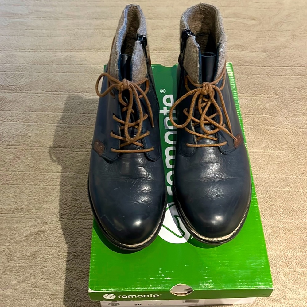 Remonte size 8 denim blue lace bootie.